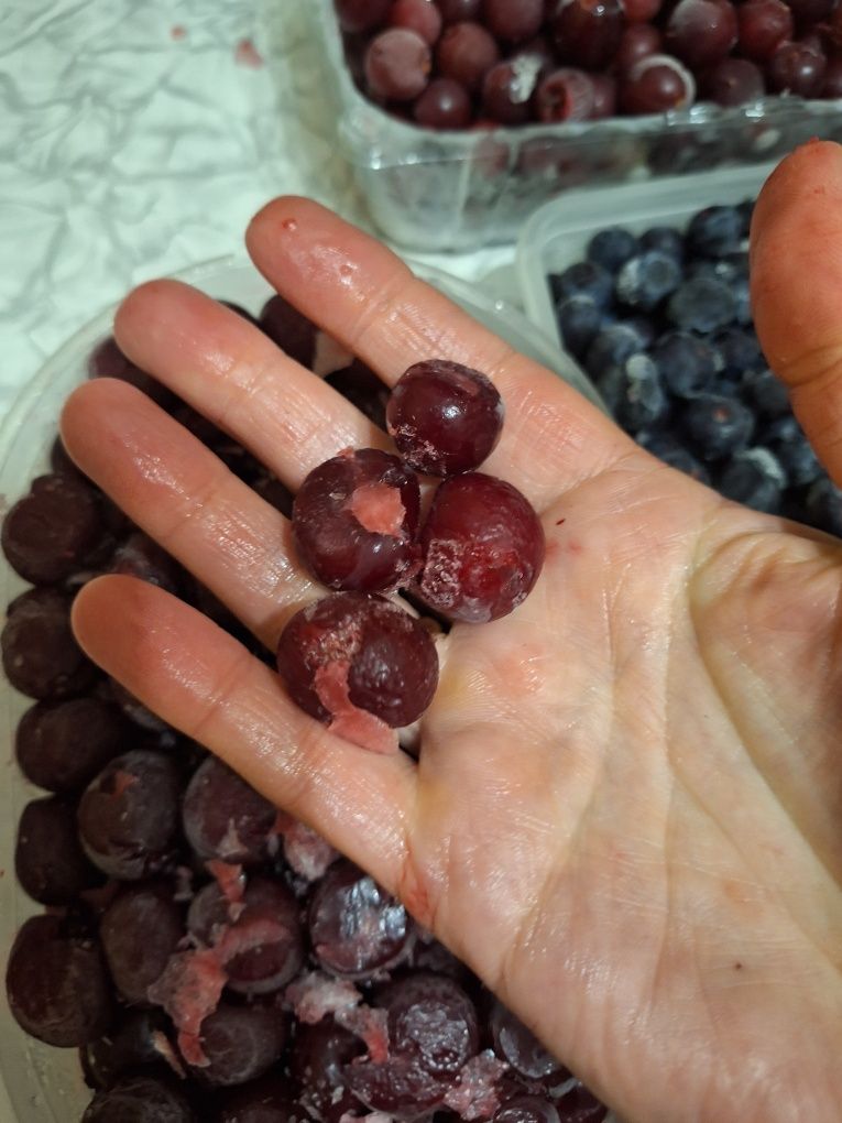 Заморожені  ягоди (вишні, смородина чорна , агрус, )