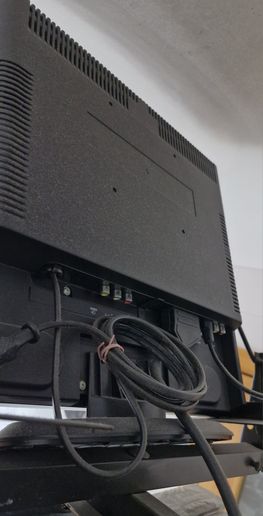 Televisor, DVD, Box TDT e Suporte de Parede