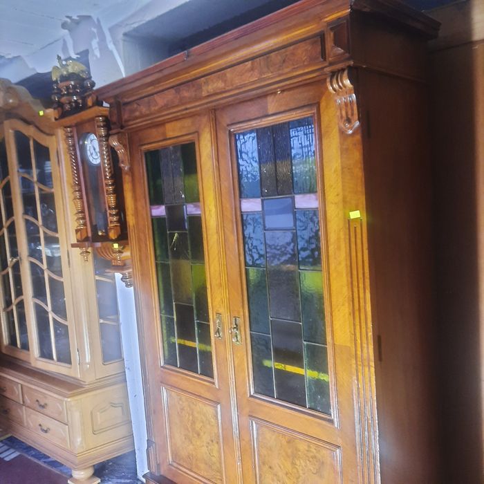 Stara piękna bieliżniarka dębowa w orzechu kolorowe szybki