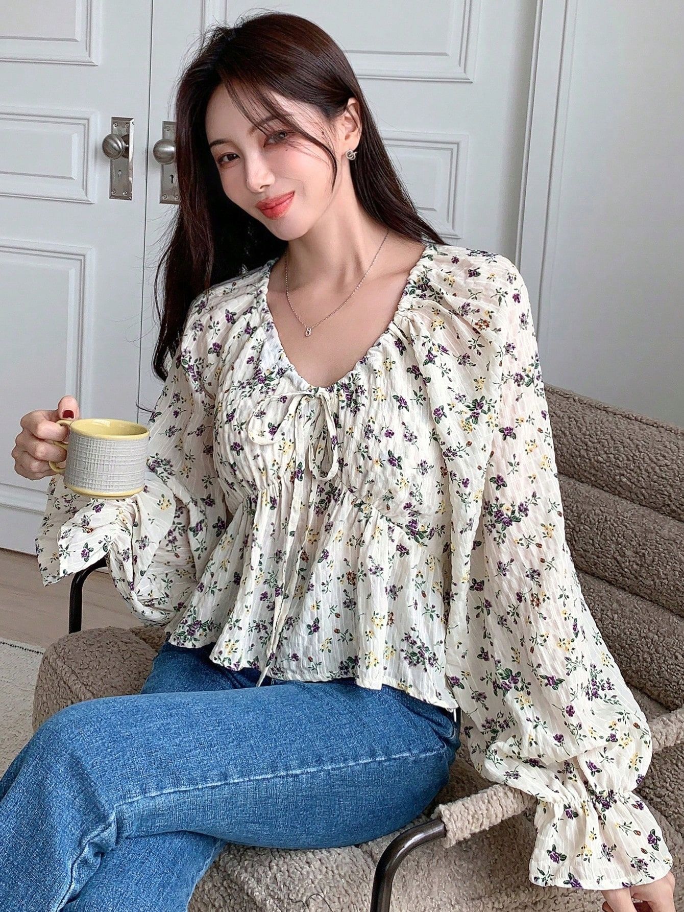 Bluzka W Kwiaty Peplum Boho Z Wiązanym Dekoltem Beżowa Casual Dazy M