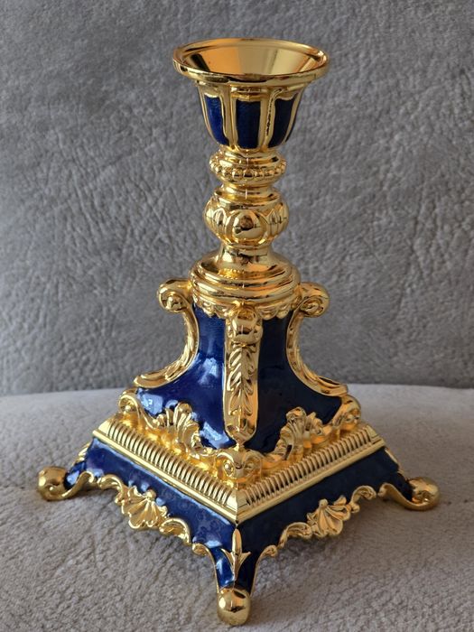 Piękny bogatozdobiony świecznik złocony emaliowany w stylu Faberge.