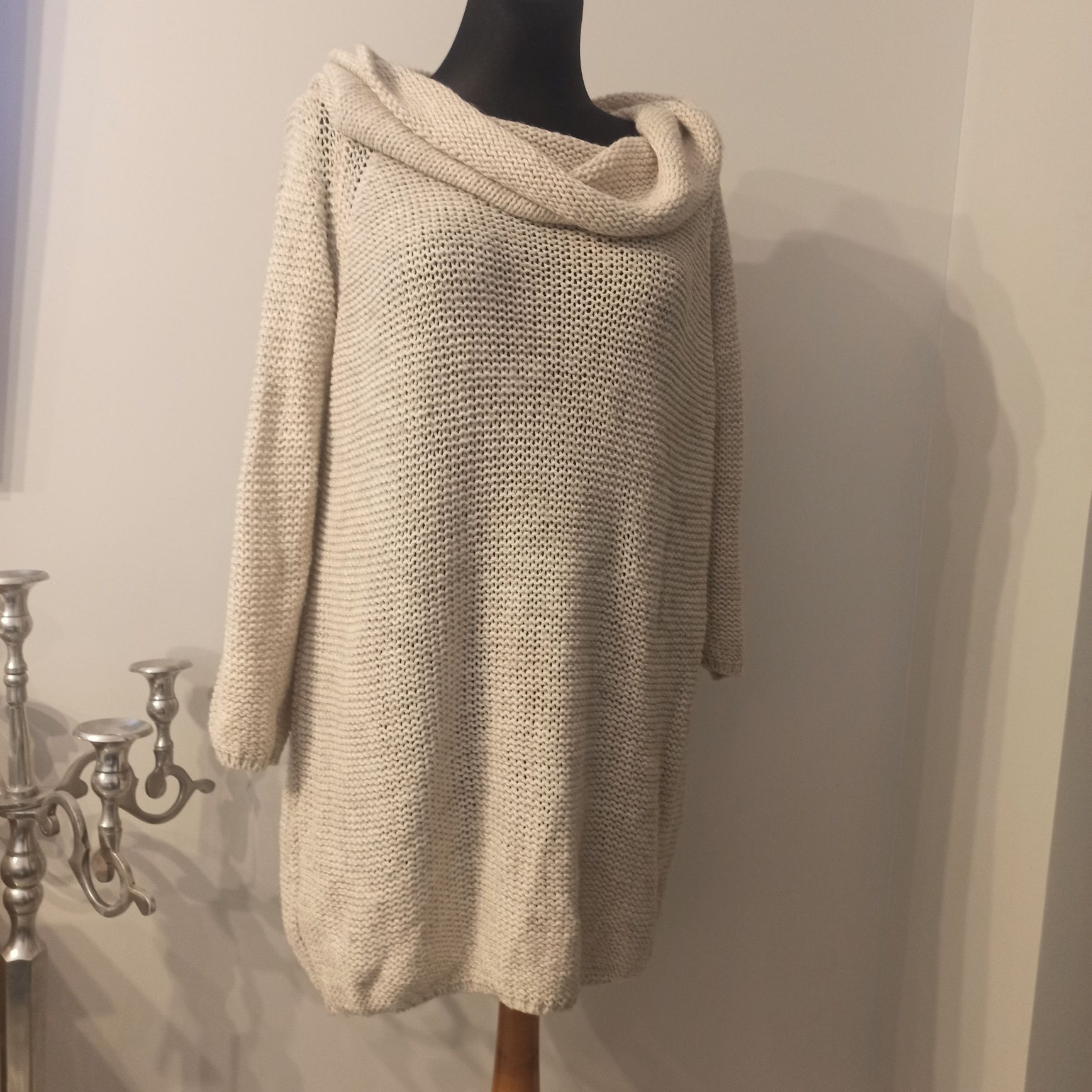 Długi beżowy sweter z kominem