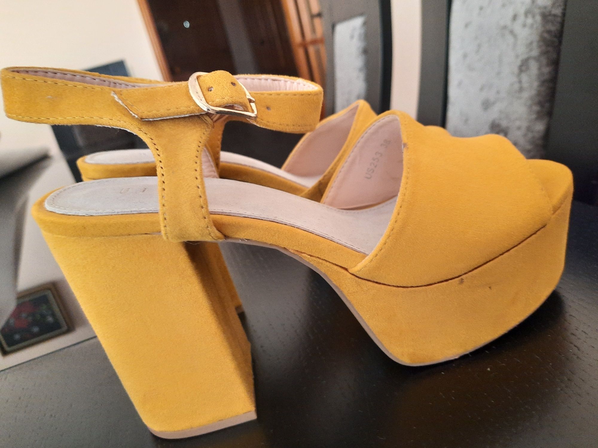 Sandálias amarelas novas