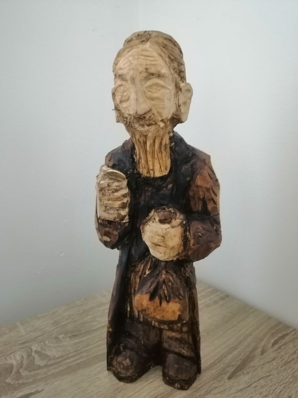Figurka z drewna na szczęście