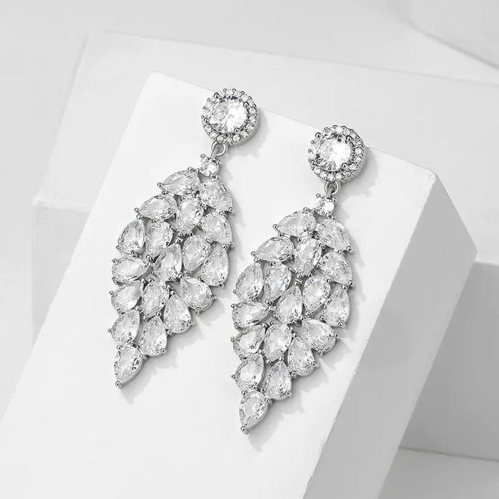 Серьги, серёжки гвоздики,лепестки с камнями,камешками блестящие