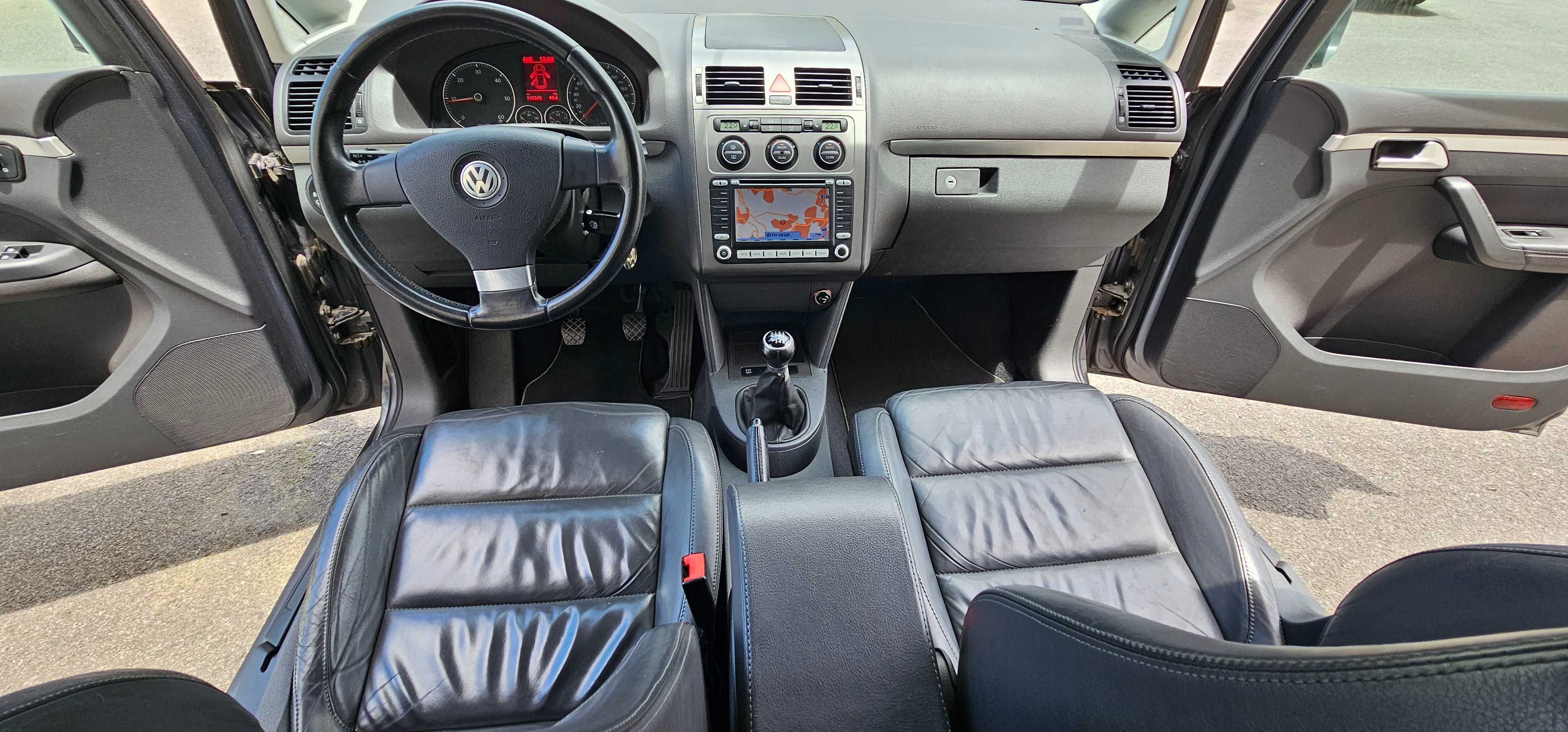 Volkswagen Touran 2.0 TDI Highline, 7 lugares, IUC antigo, Pele, Bixen