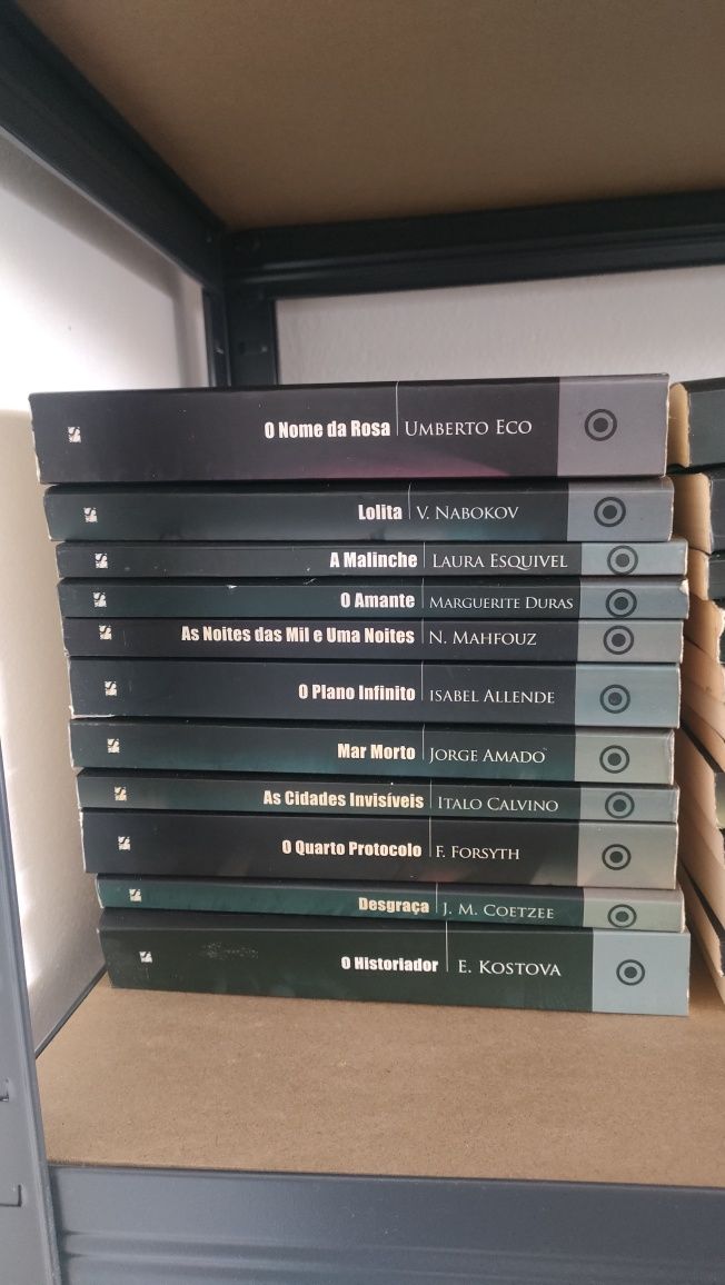 Coleção de autores conhecidos, com 45 volumes da Biblioteca Sábado
