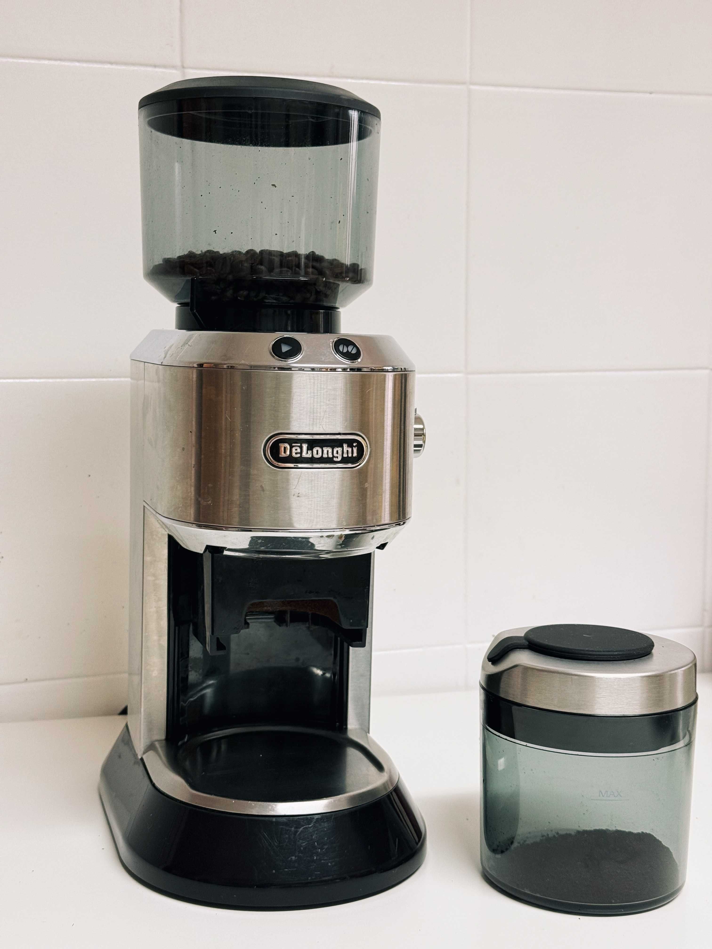 Moinho de café eléctrico Dedica da DeLonghi, em metal