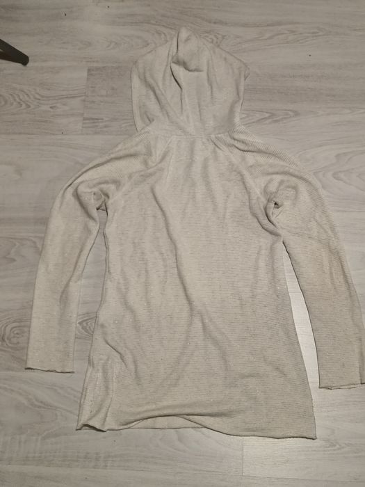 Biała bluza sweter z kapturem