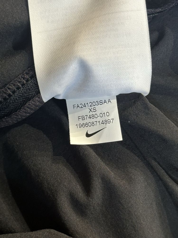 Жіноча Вітровка Nike Swift UV JKT
