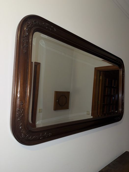Espelho com moldura trabalhada em madeira