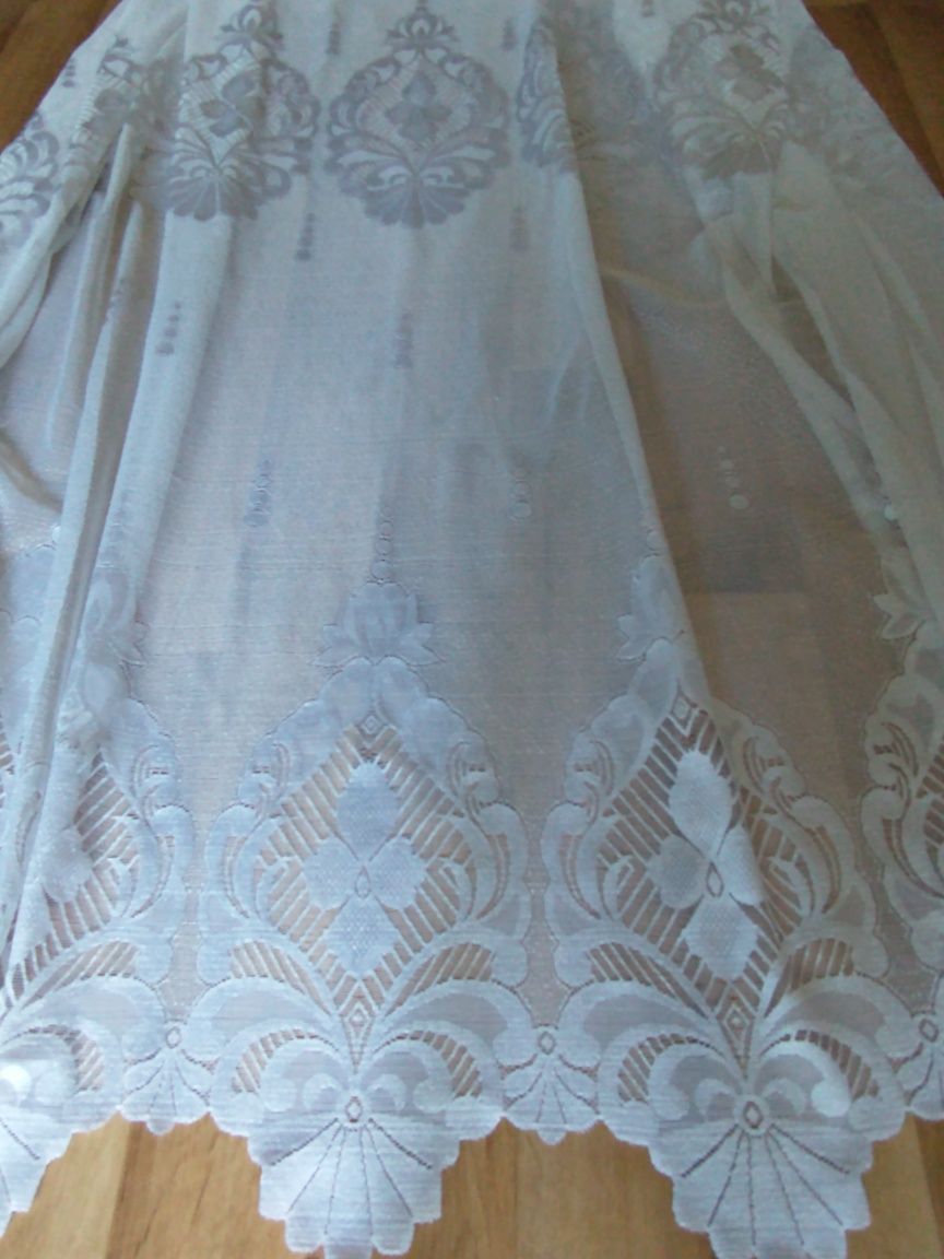 Firanka biała z tkaniny typu kryształek 245x232 cm wys.
