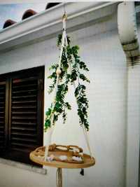 Floreira de corda base em madeira decorada com verduras e flores