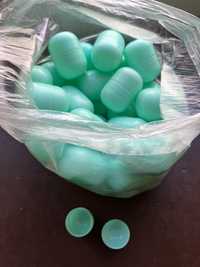 Puste kapsułki z jajek kinder niespodzianka w kolorze niebieskim