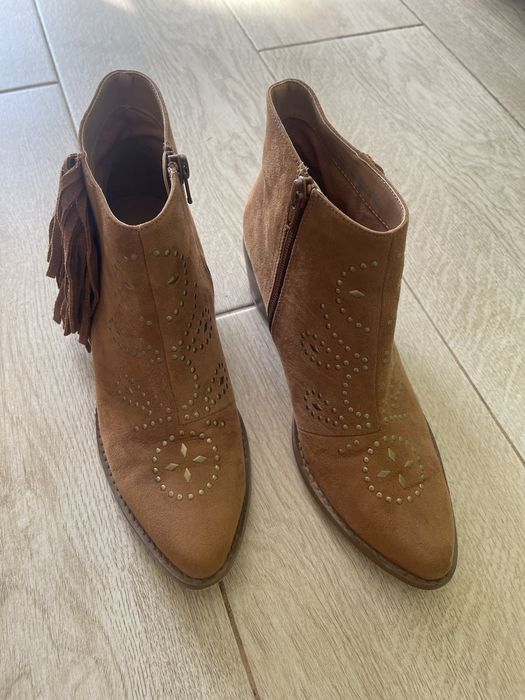 Жіночі черевики-козаки