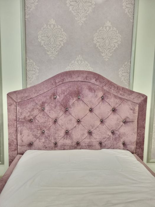 Łóżko dziecięce w tapicerce welurowej glamour srebrne kryształy l