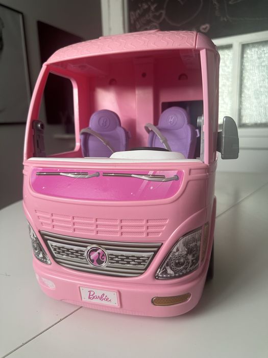 Zestaw Barbie – Kamper DreamCamper + ponad 30 lalek + akcesoria!