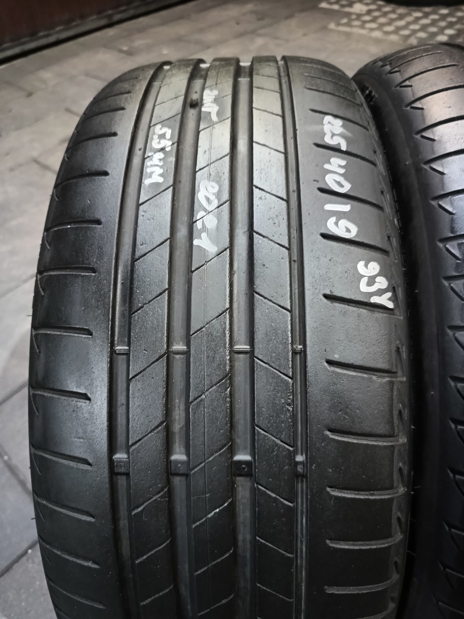 225/40/19 Bridgestone пара літньої гуми 2021