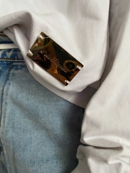 Lola Bianka bluza na jedno ramię oversize logo blaszka Uni
