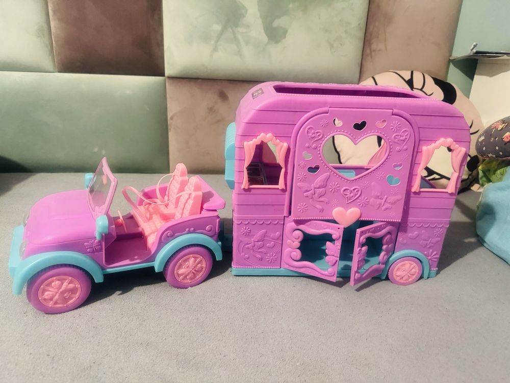 Auto i kamper dla Barbie
