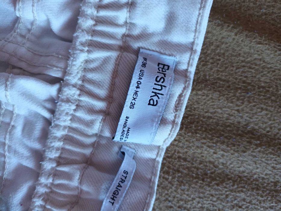 Calças brancas de mulher