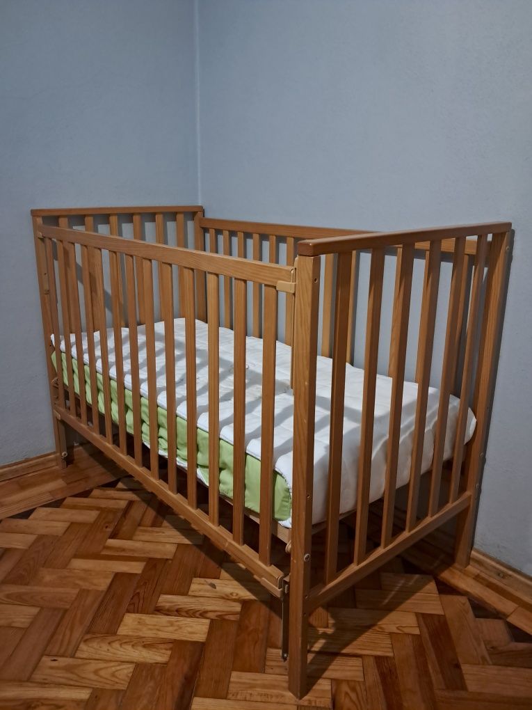 Berço de grades com colchão [Reservado]