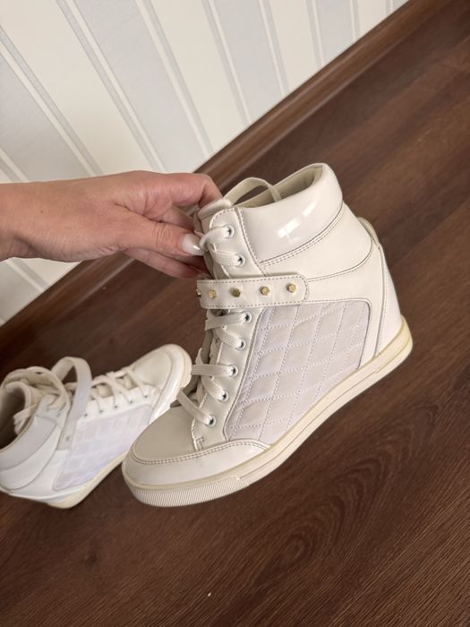Продам кроссовки на танкетке Guess р 39