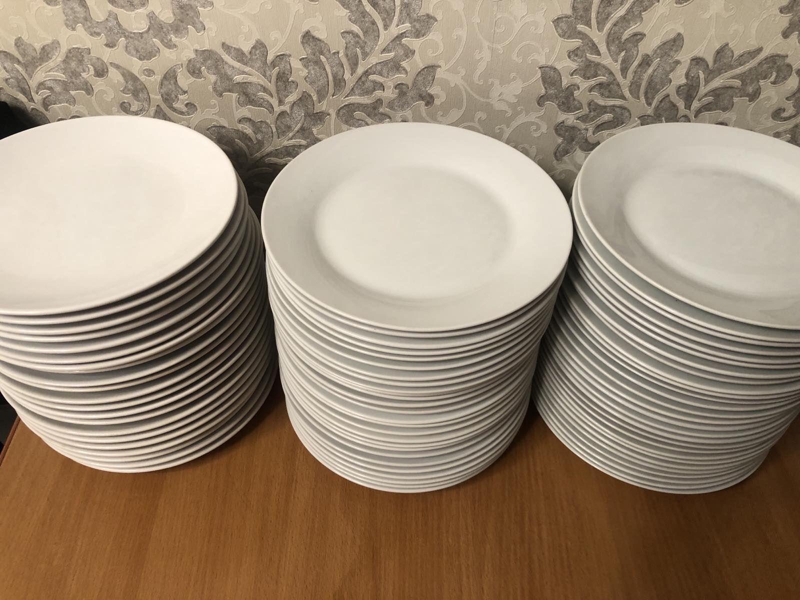 Тарелки столовые и чашки