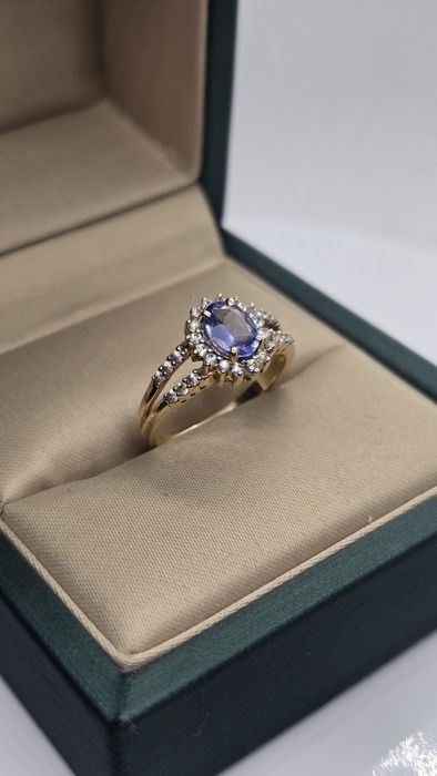 Złoty pierścionek z tanzanitem i szafirami