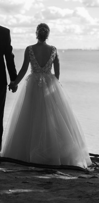 Suknia ślubna z koronką i odkrytymi plecami wg indywidualnego projektu