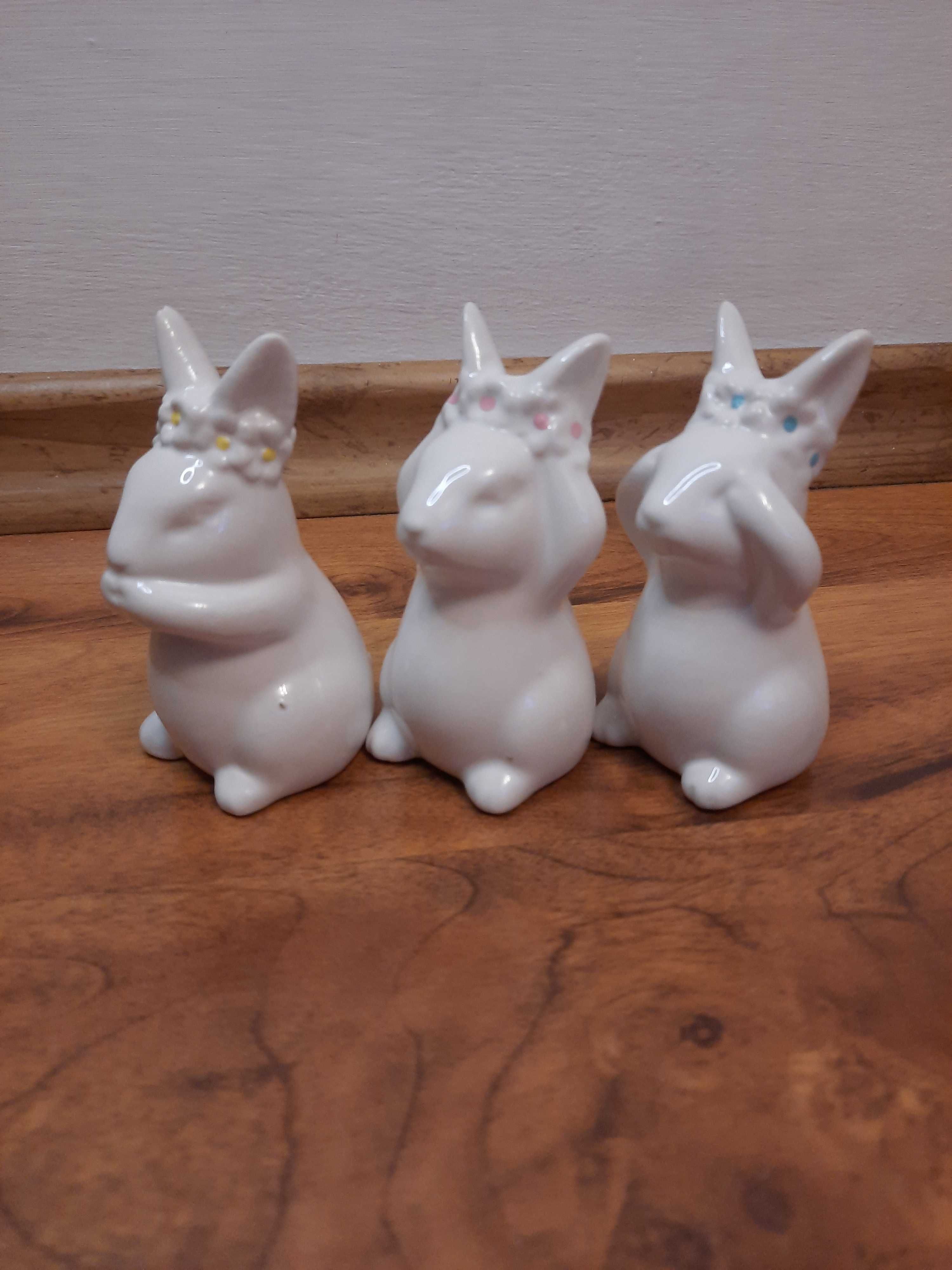 Ceramiczne Wielkanocne zajączki zające figurki w motywie trzech małp