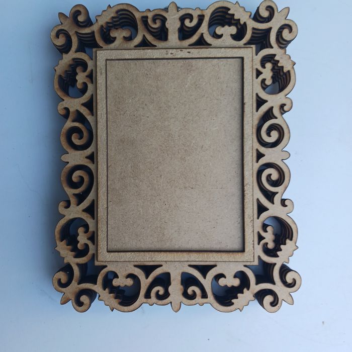 Quadros recortados em madeira