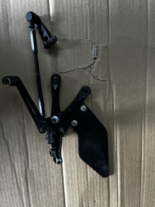 Set/podnóżek  lewy z dźwignią kawasaki zx10r 2010r.