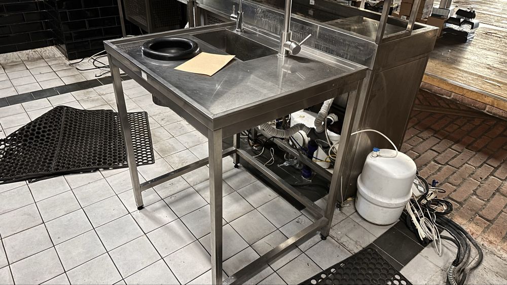 Стіл з нержавійки з мийкою та отвором для смітника