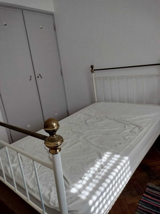 Cama em ferro de solteiro