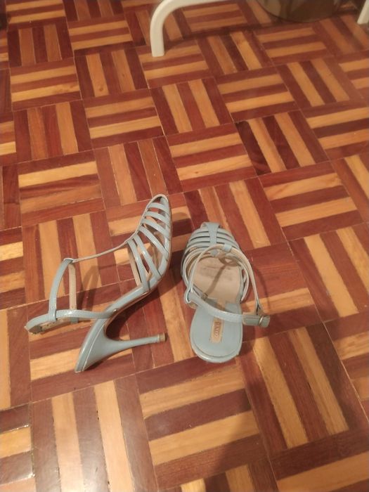 Sandálias salto agulha azul