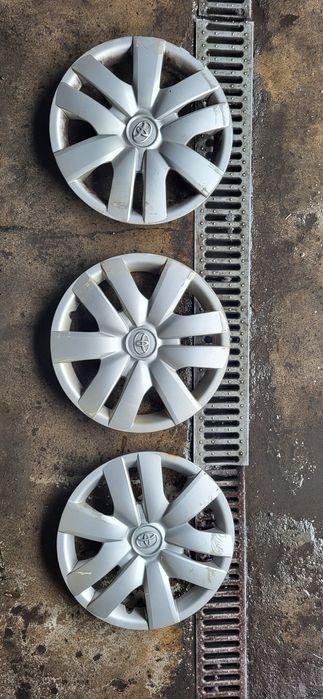 Kołpaki 2 szt  oryginalne Toyota Yaris II 14