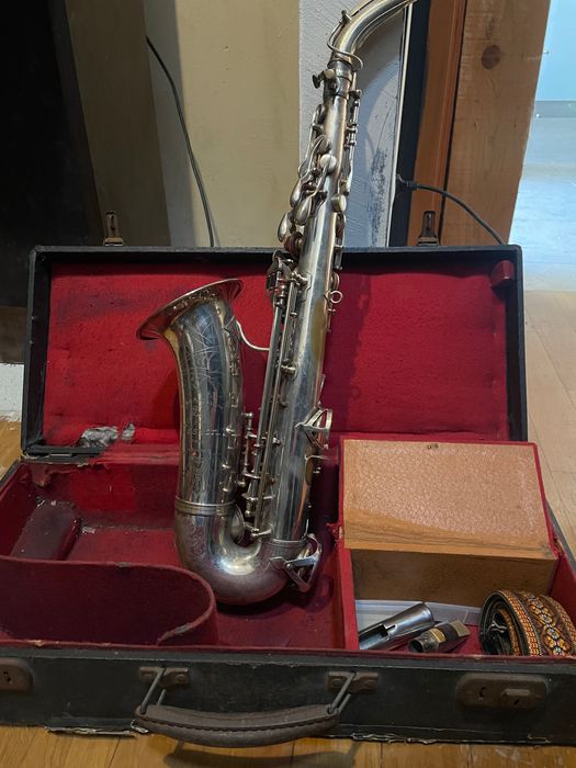 Saxofone antigo besson