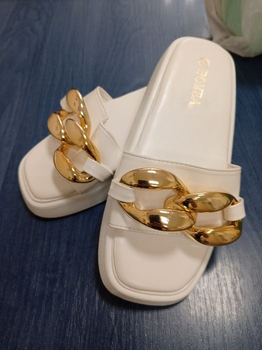Продам нові шлепки білого кольору).