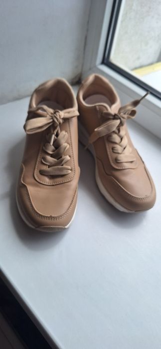 Жіночі бежеві кросівки