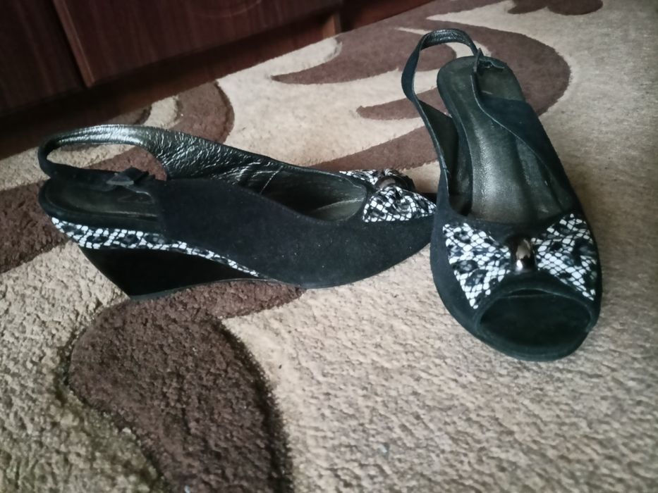 Продаж жіночих босоніжок
