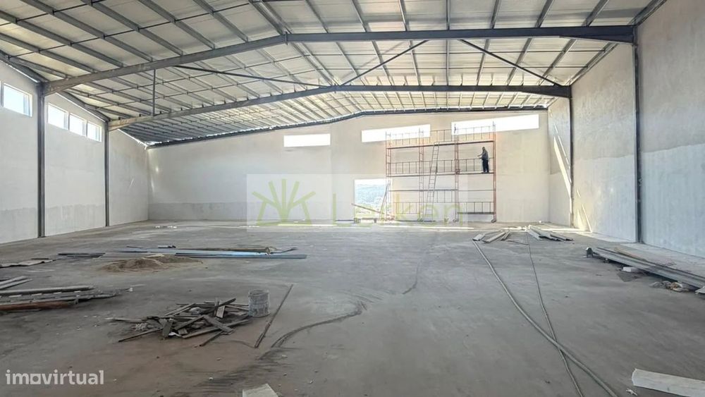 Armazém 999 m² | Z. Industrial de Santo Tirso | Venda ou Arrendamento
