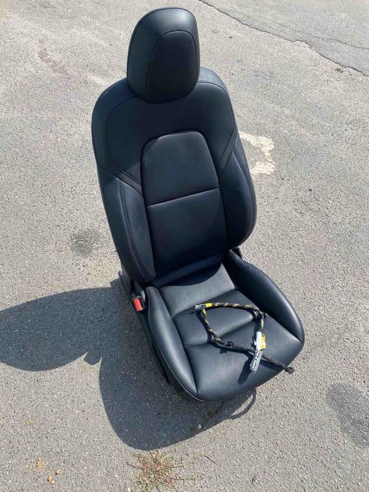 Водійське сидіння Tesla Model Y