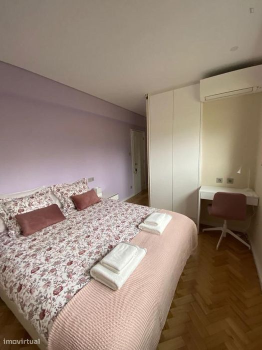 271933 - Maravilhoso quarto, com casa de banho...