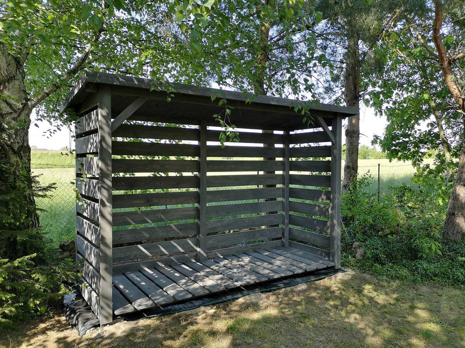 Drewutnia poszerzana 3,14 x 1,1m , deska szeroka z dachem prostym
