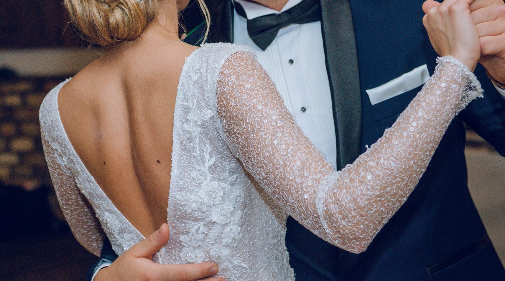 Suknia ślubna z długim rękawem w kształcie litery A