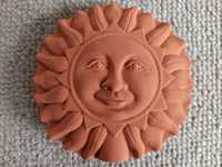 Ceglasta rzeźba słońce z twarzą z ceramiki Dzień Matki - 16 cm
