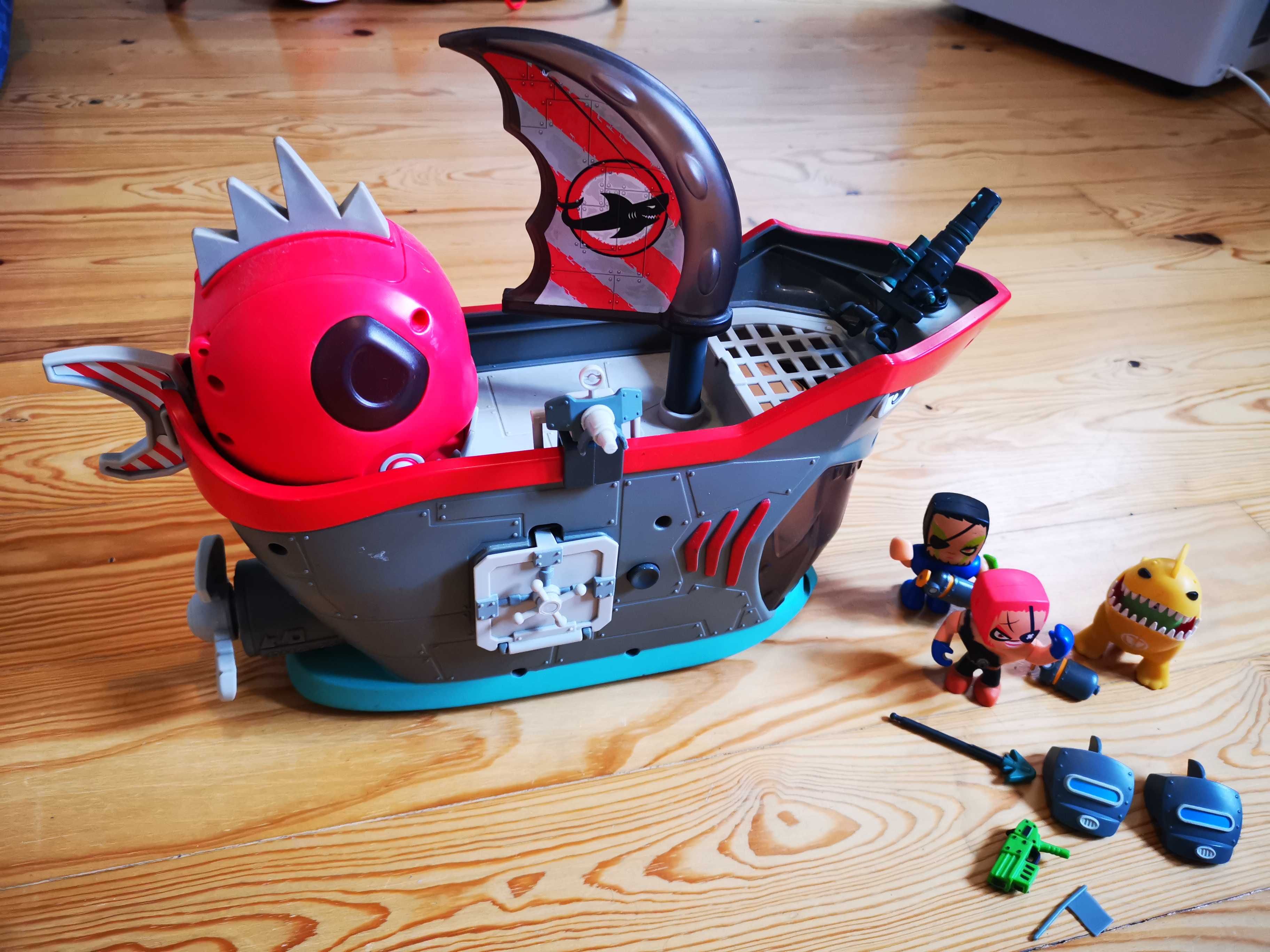 Barco de piratas Mutant Busters com todas as figuras