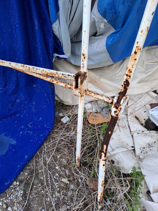 Cabeceiras de cama, cadeira e lavatório em ferro