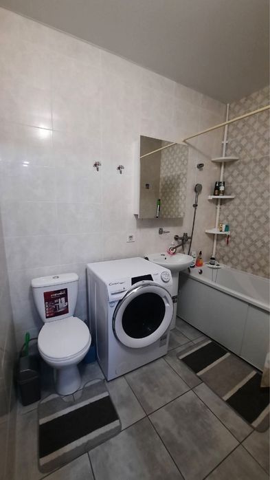 Продам хорошую однокомнатную Жк 7 Небо! Средний этаж! Укомплектована!